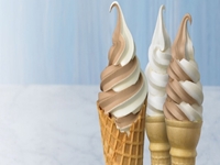 بستنی قیفی دو رنگ